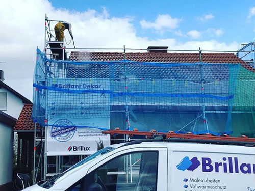 Dachbeschichtung bei der Arbeit chemiefreie Reinigung
