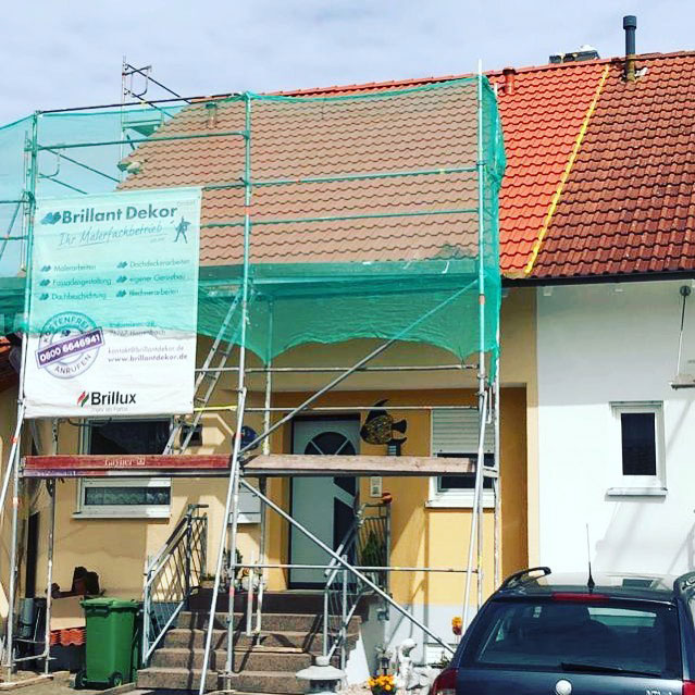 Reihenhaus mit gelber Fassade und Dachbeschichtung